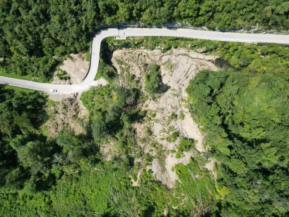 Vista aerea della frana di Clauzetto lungo la SR-PN22